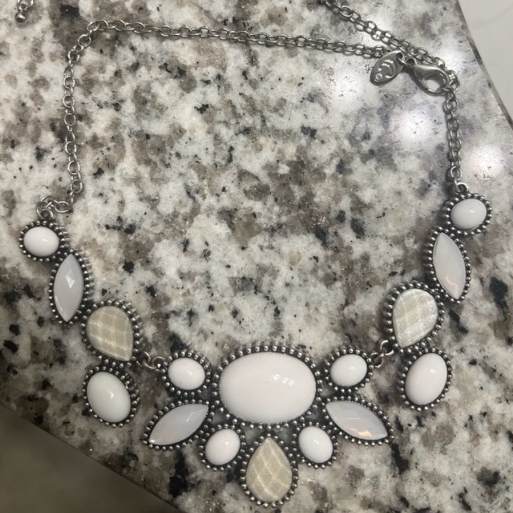 Paparazzi, NWOT - Statement Necklace & Earring Set - Picture 2 of 2